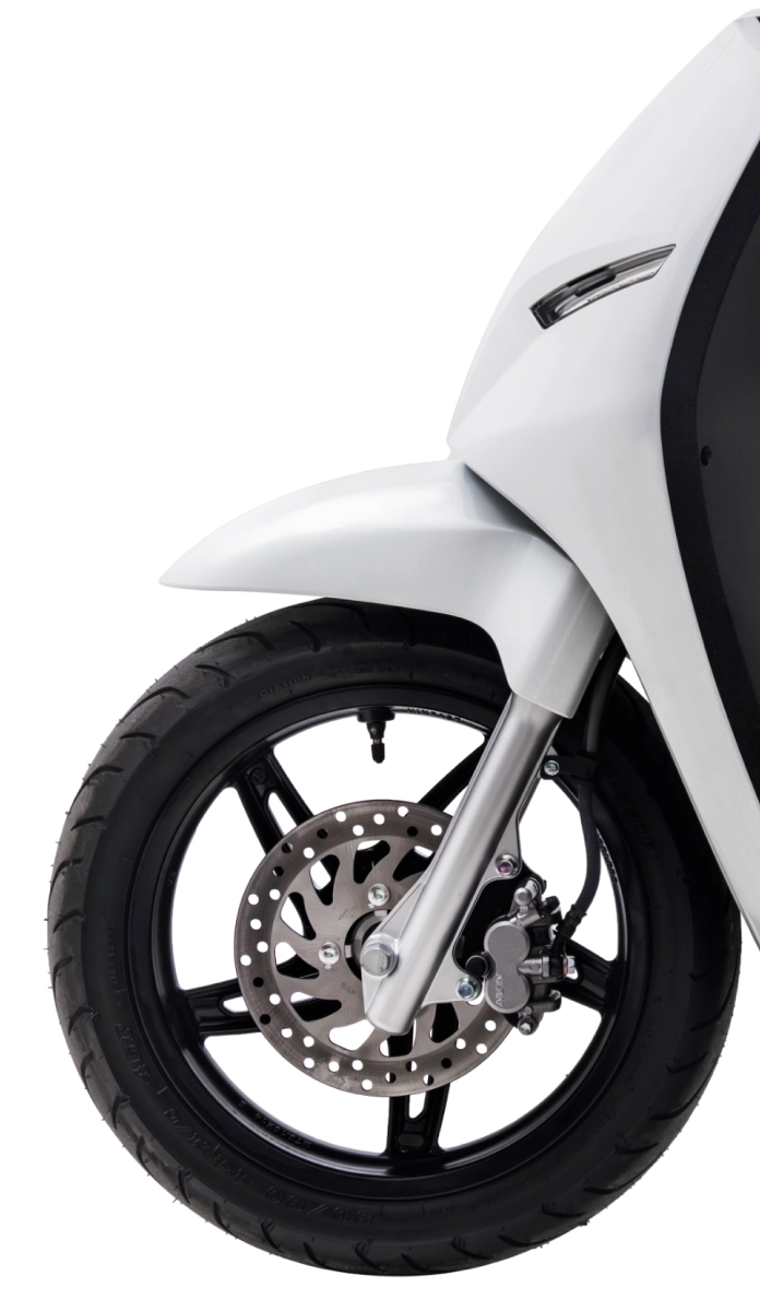 Vành xe 14 inch, khoảng sáng gầm 136 mm cho phép di chuyển trên nhiều địa hình